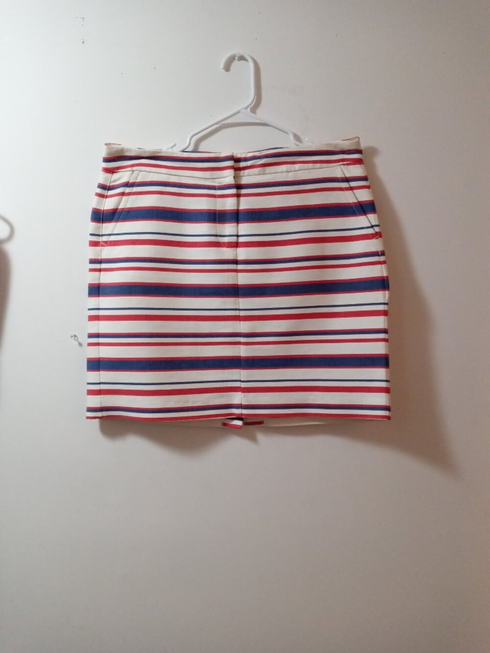 TOMMY HILFIGER  MINI SKIRT. NEW WITHOUT TAGS. SIZE 10. NAVY/RED